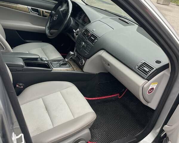 Серый Мерседес Ц-Класс, объемом двигателя 2.98 л и пробегом 270 тыс. км за 10000 $, фото 11 на Automoto.ua