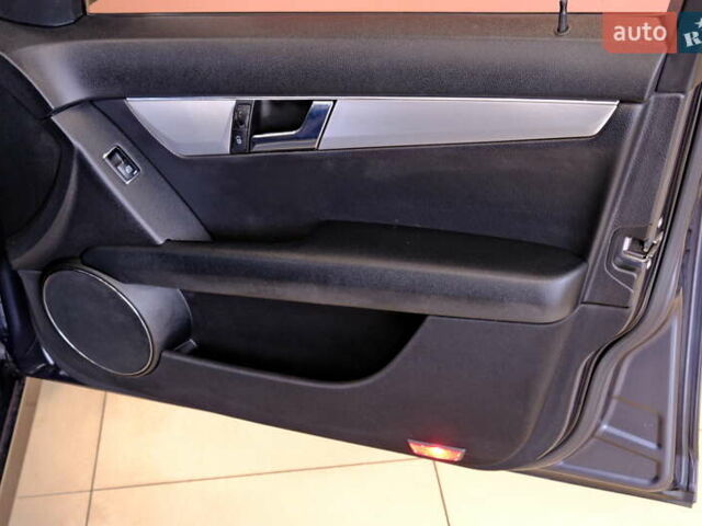 Сірий Мерседес Ц-Клас, об'ємом двигуна 3 л та пробігом 198 тис. км за 8900 $, фото 35 на Automoto.ua