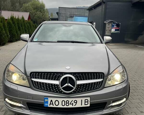 Серый Мерседес Ц-Класс, объемом двигателя 2.98 л и пробегом 270 тыс. км за 10000 $, фото 6 на Automoto.ua