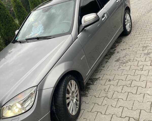 Серый Мерседес Ц-Класс, объемом двигателя 2.98 л и пробегом 270 тыс. км за 10000 $, фото 3 на Automoto.ua