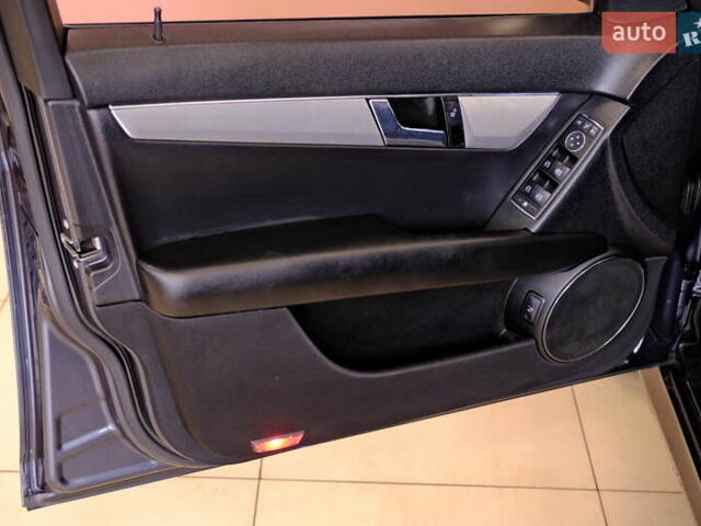 Сірий Мерседес Ц-Клас, об'ємом двигуна 3 л та пробігом 198 тис. км за 8900 $, фото 24 на Automoto.ua