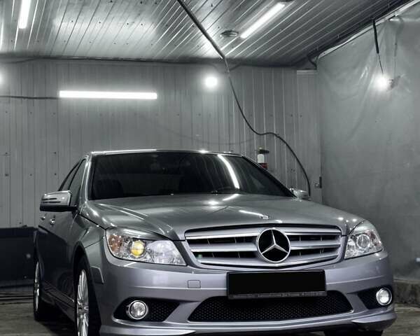 Серый Мерседес Ц-Класс, объемом двигателя 3 л и пробегом 99 тыс. км за 14800 $, фото 3 на Automoto.ua