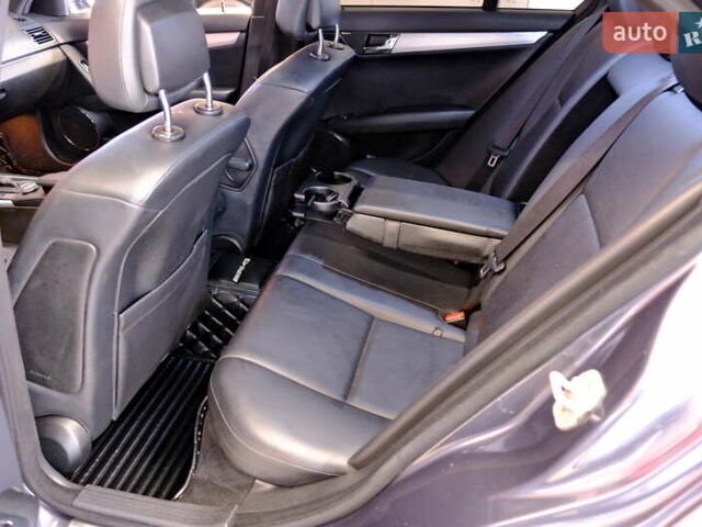 Сірий Мерседес Ц-Клас, об'ємом двигуна 3 л та пробігом 198 тис. км за 8900 $, фото 29 на Automoto.ua