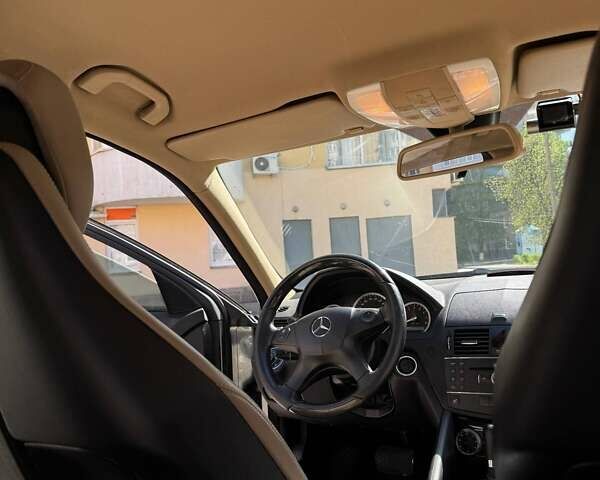 Серый Мерседес Ц-Класс, объемом двигателя 1.8 л и пробегом 270 тыс. км за 8000 $, фото 14 на Automoto.ua