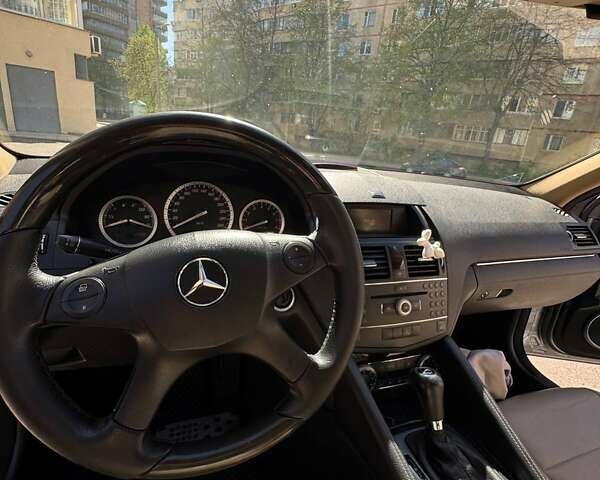 Сірий Мерседес Ц-Клас, об'ємом двигуна 1.8 л та пробігом 255 тис. км за 8000 $, фото 13 на Automoto.ua
