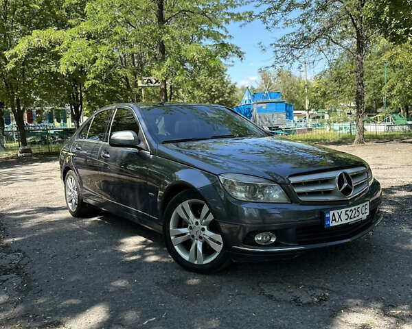 Сірий Мерседес Ц-Клас, об'ємом двигуна 3 л та пробігом 256 тис. км за 9300 $, фото 1 на Automoto.ua