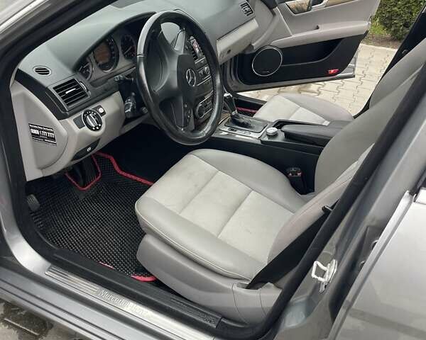 Серый Мерседес Ц-Класс, объемом двигателя 2.98 л и пробегом 270 тыс. км за 10000 $, фото 18 на Automoto.ua