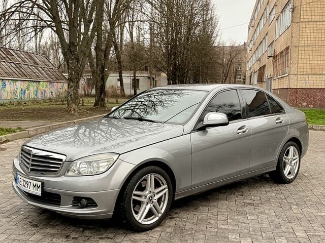 Серый Мерседес Ц-Класс, объемом двигателя 2.1 л и пробегом 256 тыс. км за 5000 $, фото 3 на Automoto.ua