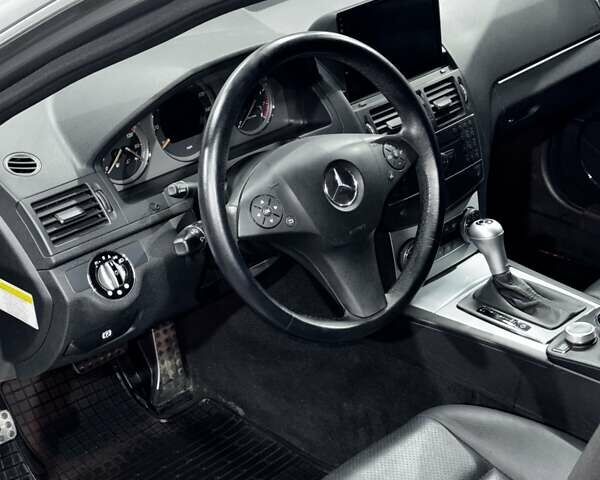 Серый Мерседес Ц-Класс, объемом двигателя 3 л и пробегом 99 тыс. км за 14800 $, фото 6 на Automoto.ua