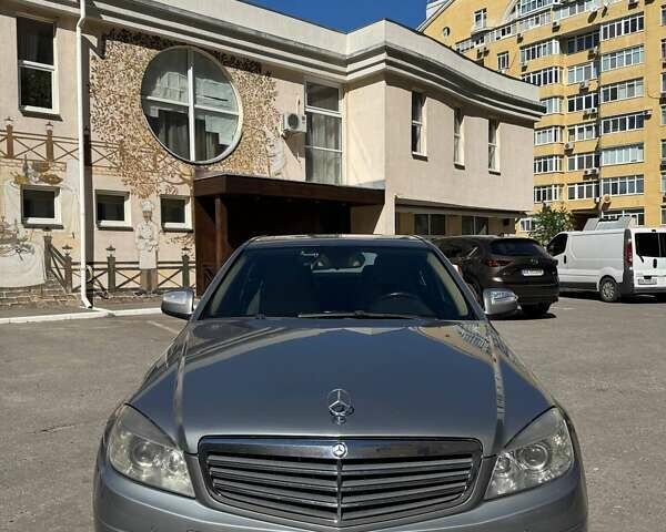 Серый Мерседес Ц-Класс, объемом двигателя 1.8 л и пробегом 270 тыс. км за 8000 $, фото 3 на Automoto.ua