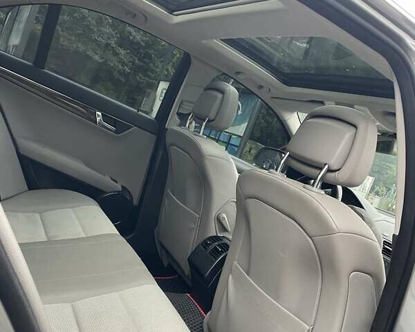 Серый Мерседес Ц-Класс, объемом двигателя 2.98 л и пробегом 270 тыс. км за 10000 $, фото 22 на Automoto.ua