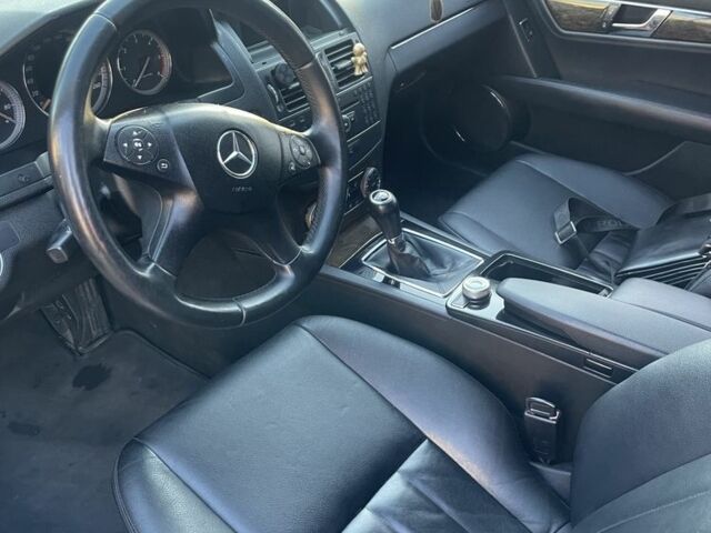 Серый Мерседес Ц-Класс, объемом двигателя 2.1 л и пробегом 318 тыс. км за 8500 $, фото 6 на Automoto.ua