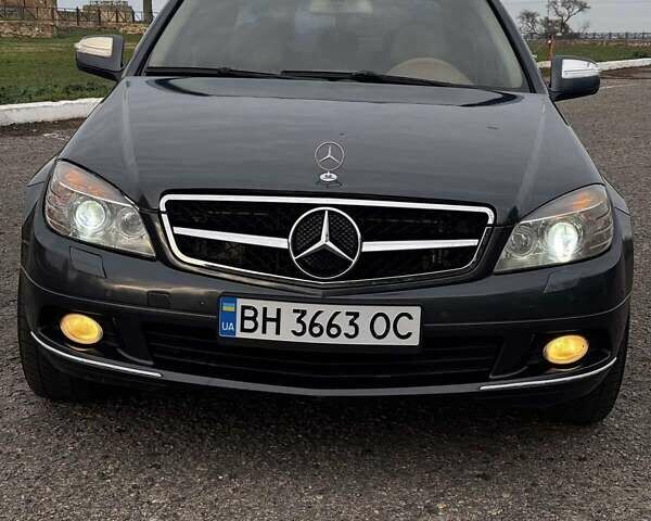 Сірий Мерседес Ц-Клас, об'ємом двигуна 3 л та пробігом 300 тис. км за 11000 $, фото 1 на Automoto.ua