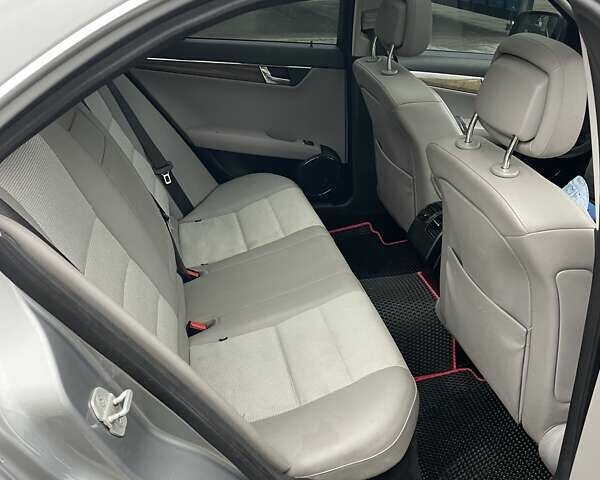 Серый Мерседес Ц-Класс, объемом двигателя 2.98 л и пробегом 270 тыс. км за 10000 $, фото 23 на Automoto.ua