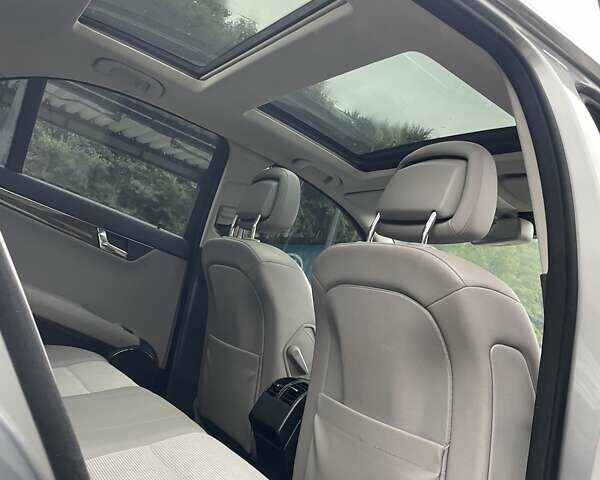 Серый Мерседес Ц-Класс, объемом двигателя 2.98 л и пробегом 270 тыс. км за 10000 $, фото 27 на Automoto.ua