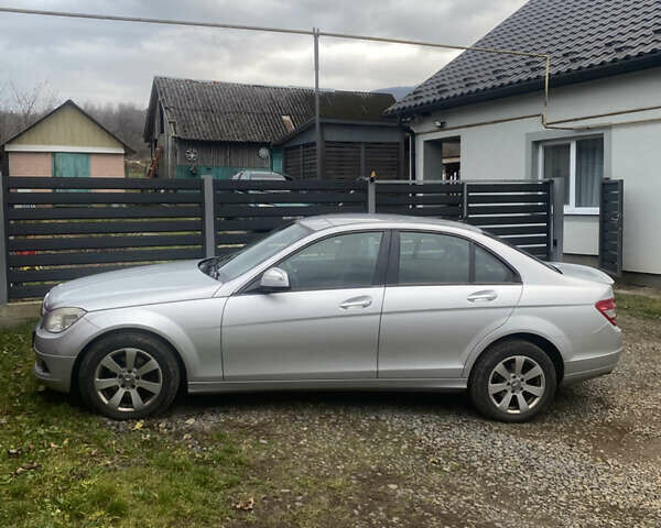 Сірий Мерседес Ц-Клас, об'ємом двигуна 2.15 л та пробігом 300 тис. км за 8600 $, фото 1 на Automoto.ua