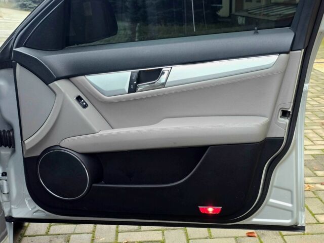 Серый Мерседес Ц-Класс, объемом двигателя 3 л и пробегом 190 тыс. км за 8200 $, фото 22 на Automoto.ua