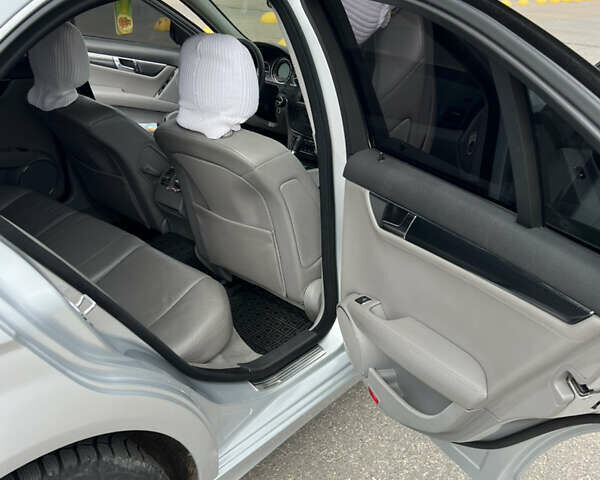 Серый Мерседес Ц-Класс, объемом двигателя 1.8 л и пробегом 226 тыс. км за 9000 $, фото 16 на Automoto.ua