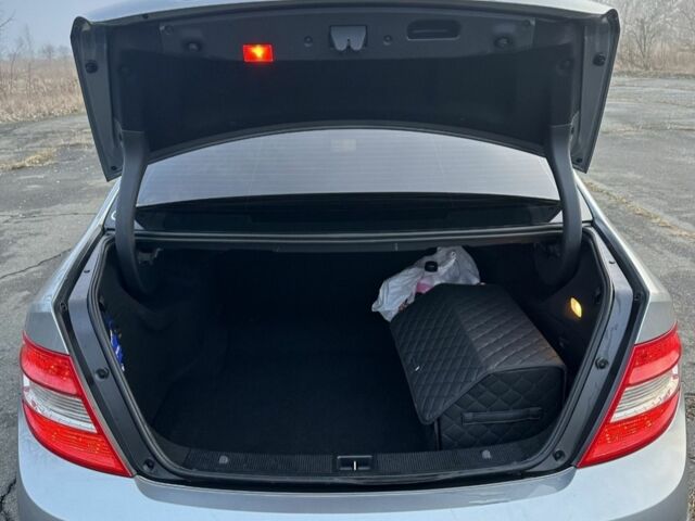 Серый Мерседес Ц-Класс, объемом двигателя 3 л и пробегом 230 тыс. км за 9000 $, фото 6 на Automoto.ua