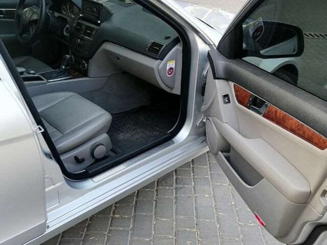 Серый Мерседес Ц-Класс, объемом двигателя 1.8 л и пробегом 220 тыс. км за 9000 $, фото 18 на Automoto.ua