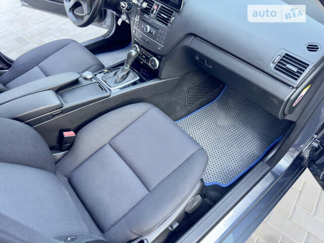 Сірий Мерседес Ц-Клас, об'ємом двигуна 2.15 л та пробігом 300 тис. км за 10800 $, фото 37 на Automoto.ua