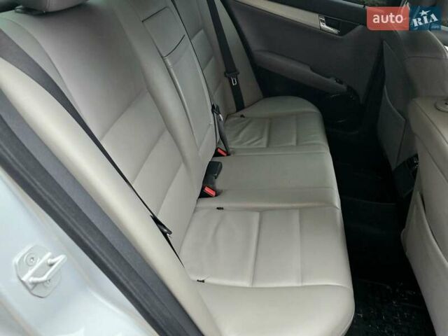 Сірий Мерседес Ц-Клас, об'ємом двигуна 3 л та пробігом 190 тис. км за 8200 $, фото 21 на Automoto.ua