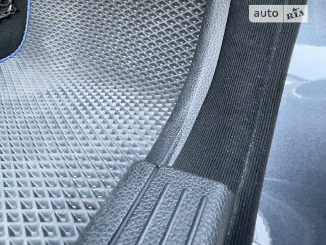 Сірий Мерседес Ц-Клас, об'ємом двигуна 2.15 л та пробігом 300 тис. км за 10800 $, фото 80 на Automoto.ua