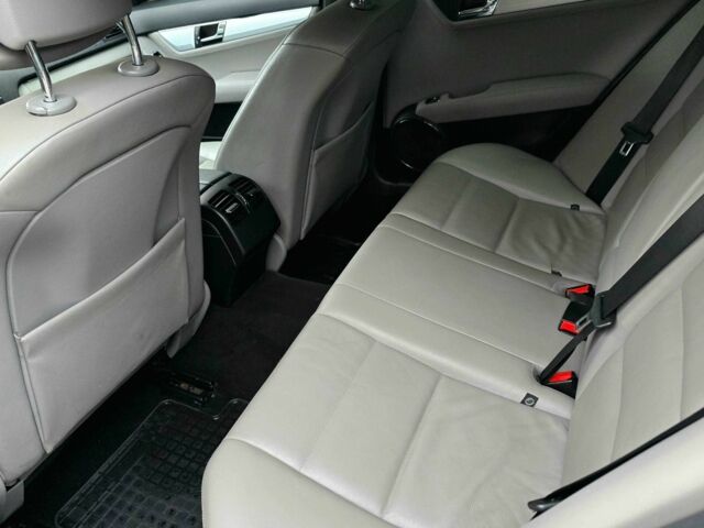 Серый Мерседес Ц-Класс, объемом двигателя 3 л и пробегом 190 тыс. км за 8200 $, фото 14 на Automoto.ua