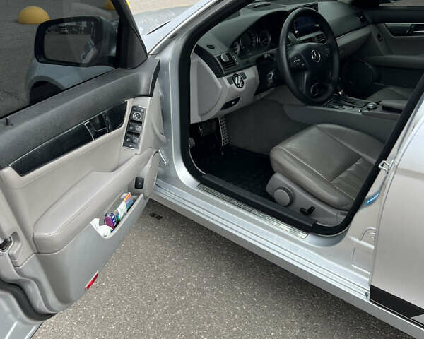 Серый Мерседес Ц-Класс, объемом двигателя 1.8 л и пробегом 226 тыс. км за 9000 $, фото 12 на Automoto.ua