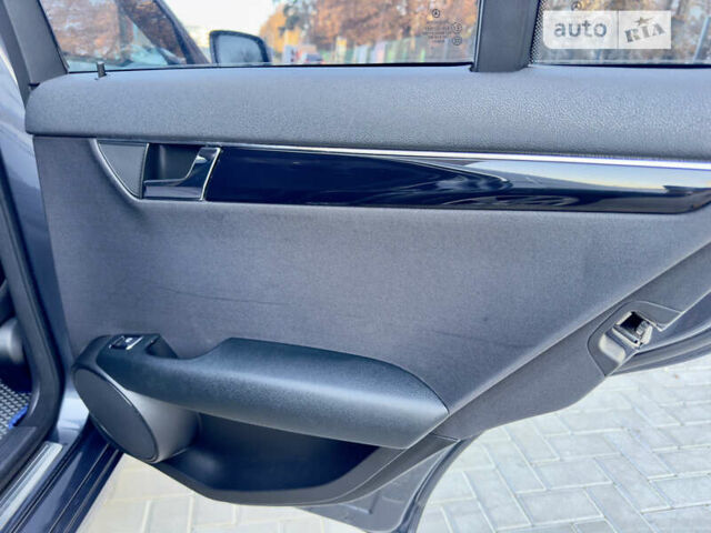 Сірий Мерседес Ц-Клас, об'ємом двигуна 2.15 л та пробігом 300 тис. км за 10800 $, фото 36 на Automoto.ua