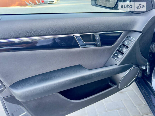 Сірий Мерседес Ц-Клас, об'ємом двигуна 2.15 л та пробігом 300 тис. км за 10800 $, фото 24 на Automoto.ua