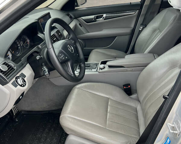 Серый Мерседес Ц-Класс, объемом двигателя 1.8 л и пробегом 226 тыс. км за 9000 $, фото 15 на Automoto.ua