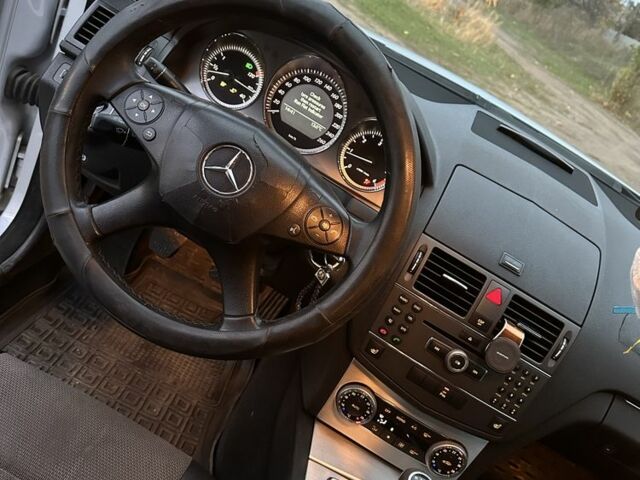 Серый Мерседес Ц-Класс, объемом двигателя 2.1 л и пробегом 231 тыс. км за 3500 $, фото 10 на Automoto.ua