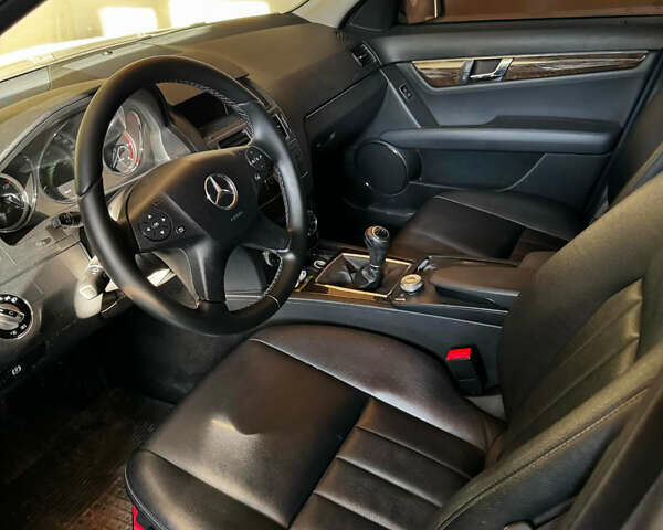 Серый Мерседес Ц-Класс, объемом двигателя 0 л и пробегом 135 тыс. км за 9800 $, фото 3 на Automoto.ua