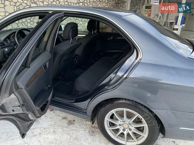 Серый Мерседес Ц-Класс, объемом двигателя 2.1 л и пробегом 222 тыс. км за 10600 $, фото 11 на Automoto.ua