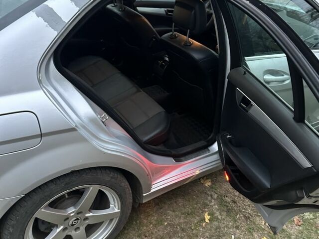 Серый Мерседес Ц-Класс, объемом двигателя 2.1 л и пробегом 231 тыс. км за 3500 $, фото 9 на Automoto.ua