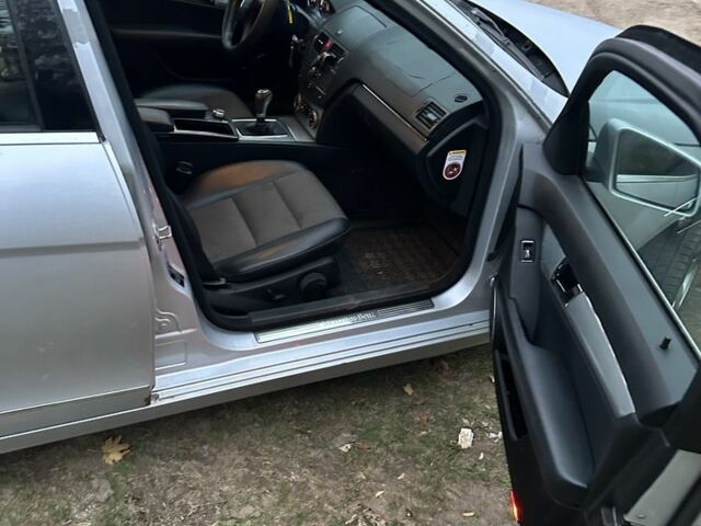 Серый Мерседес Ц-Класс, объемом двигателя 2.1 л и пробегом 231 тыс. км за 3500 $, фото 8 на Automoto.ua