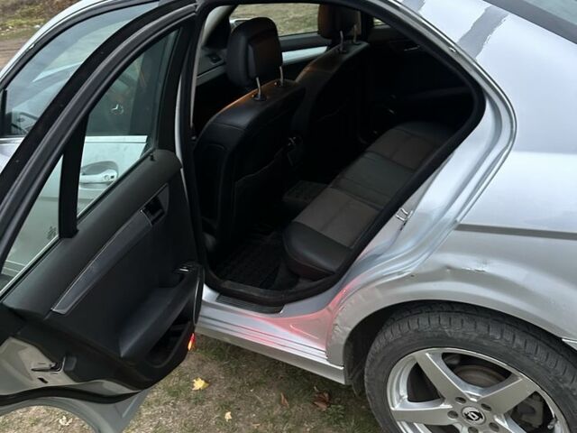 Серый Мерседес Ц-Класс, объемом двигателя 2.1 л и пробегом 231 тыс. км за 3500 $, фото 6 на Automoto.ua