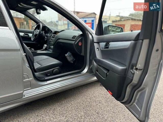 Серый Мерседес Ц-Класс, объемом двигателя 1.8 л и пробегом 217 тыс. км за 7200 $, фото 27 на Automoto.ua