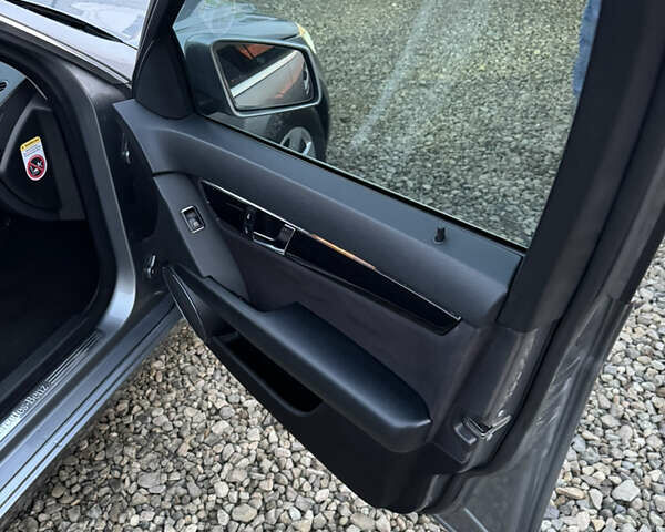 Серый Мерседес Ц-Класс, объемом двигателя 2.14 л и пробегом 243 тыс. км за 10900 $, фото 28 на Automoto.ua