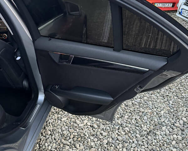 Серый Мерседес Ц-Класс, объемом двигателя 2.14 л и пробегом 243 тыс. км за 10900 $, фото 32 на Automoto.ua