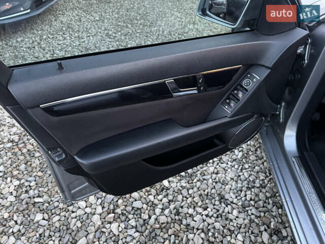 Серый Мерседес Ц-Класс, объемом двигателя 2.14 л и пробегом 243 тыс. км за 10900 $, фото 17 на Automoto.ua