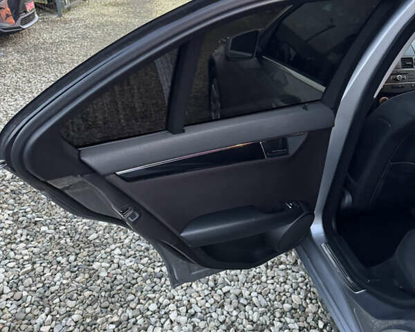 Серый Мерседес Ц-Класс, объемом двигателя 2.14 л и пробегом 243 тыс. км за 10900 $, фото 24 на Automoto.ua