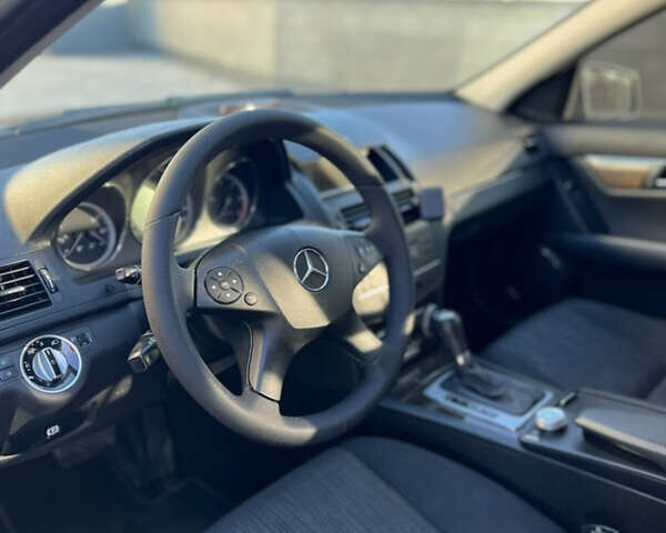 Серый Мерседес Ц-Класс, объемом двигателя 2.14 л и пробегом 270 тыс. км за 10500 $, фото 6 на Automoto.ua