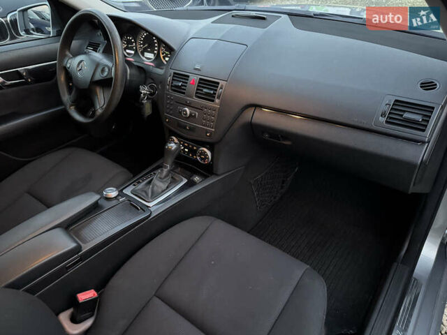 Серый Мерседес Ц-Класс, объемом двигателя 2.14 л и пробегом 243 тыс. км за 10900 $, фото 31 на Automoto.ua