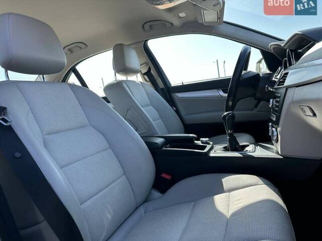 Сірий Мерседес Ц-Клас, об'ємом двигуна 2.15 л та пробігом 243 тис. км за 10800 $, фото 17 на Automoto.ua