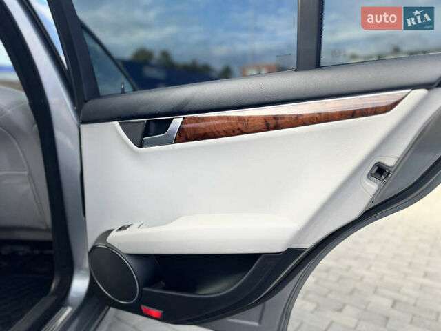 Серый Мерседес Ц-Класс, объемом двигателя 1.8 л и пробегом 243 тыс. км за 9000 $, фото 14 на Automoto.ua