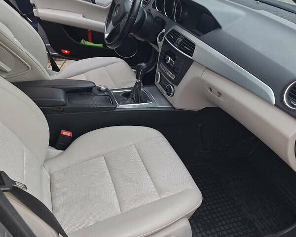 Серый Мерседес Ц-Класс, объемом двигателя 2.15 л и пробегом 243 тыс. км за 10900 $, фото 13 на Automoto.ua