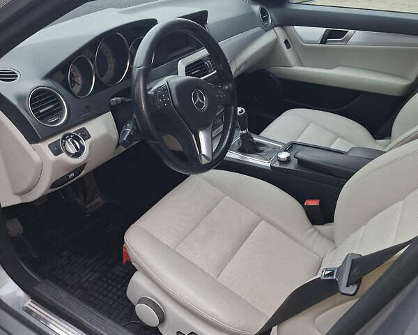 Серый Мерседес Ц-Класс, объемом двигателя 2.15 л и пробегом 243 тыс. км за 10900 $, фото 15 на Automoto.ua