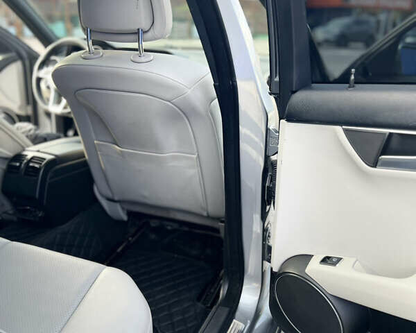 Серый Мерседес Ц-Класс, объемом двигателя 1.8 л и пробегом 243 тыс. км за 9000 $, фото 19 на Automoto.ua